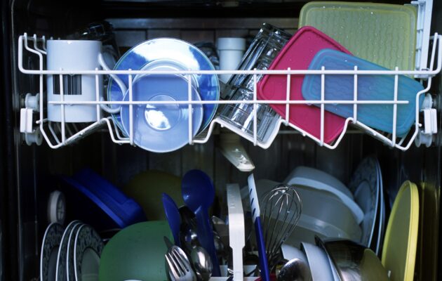 Pomivalni stroj poln posode - plastična posoda po koncu pranja pogosteje ostane mokra