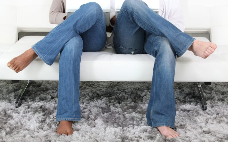 Ali je sedenje s prekrižanimi nogami res škodljivo?