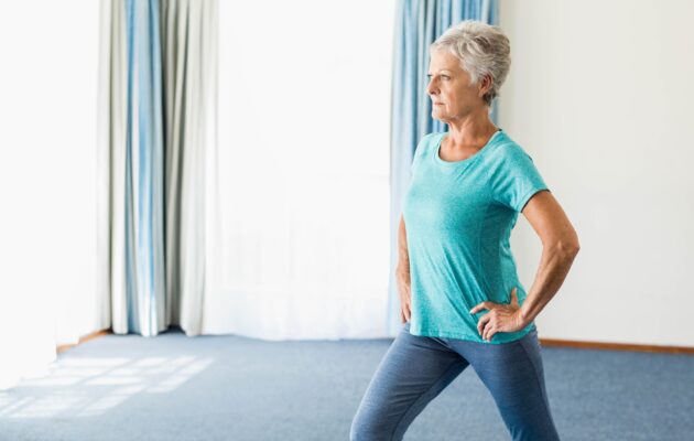 Starejša ženska je v vadbenem položaju