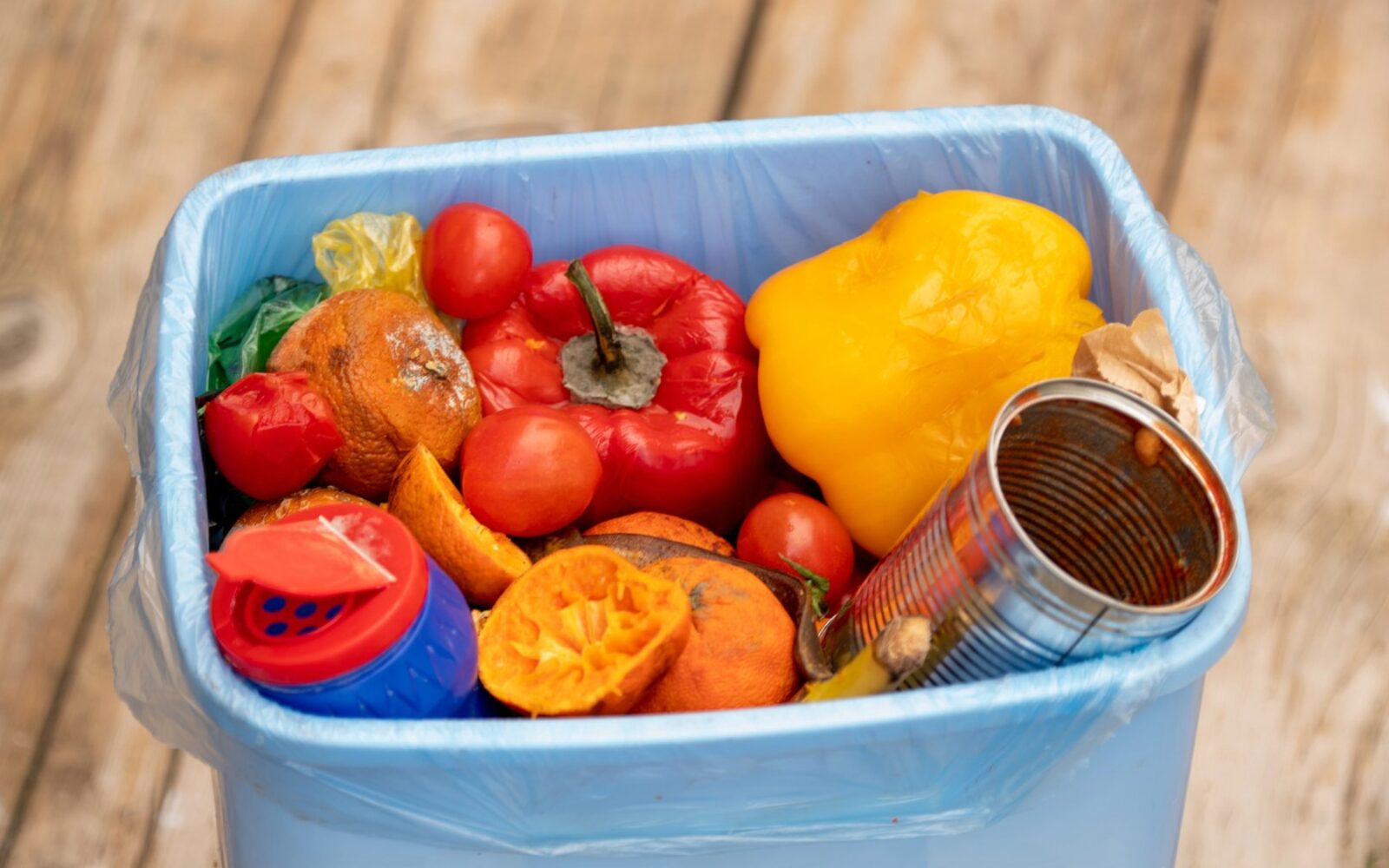 Največ hrane zavržemo prav v gospodinjstvih – pogosto še povsem užitno.