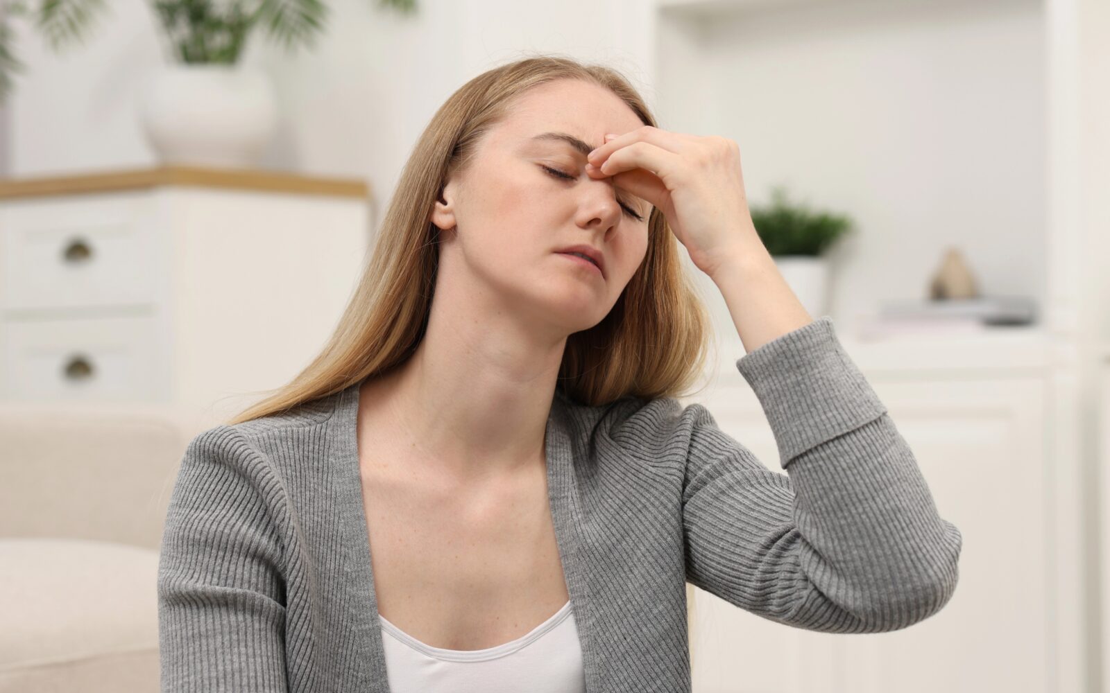 Preobremenjena mlada ženska doma