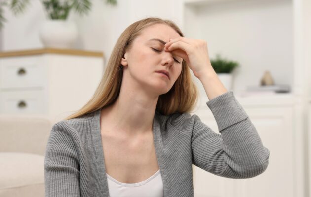 Preobremenjena mlada ženska doma