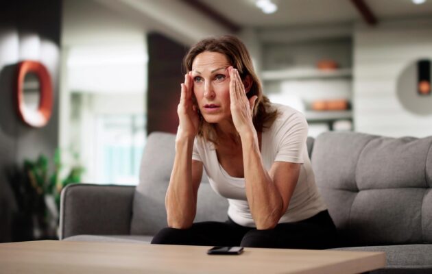 To so znaki Parkinsonove bolezni, ki jih večina zamenja za staranje