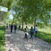 Ljudje na pohodu ob žici, pohod po poti spomina in tovarištva