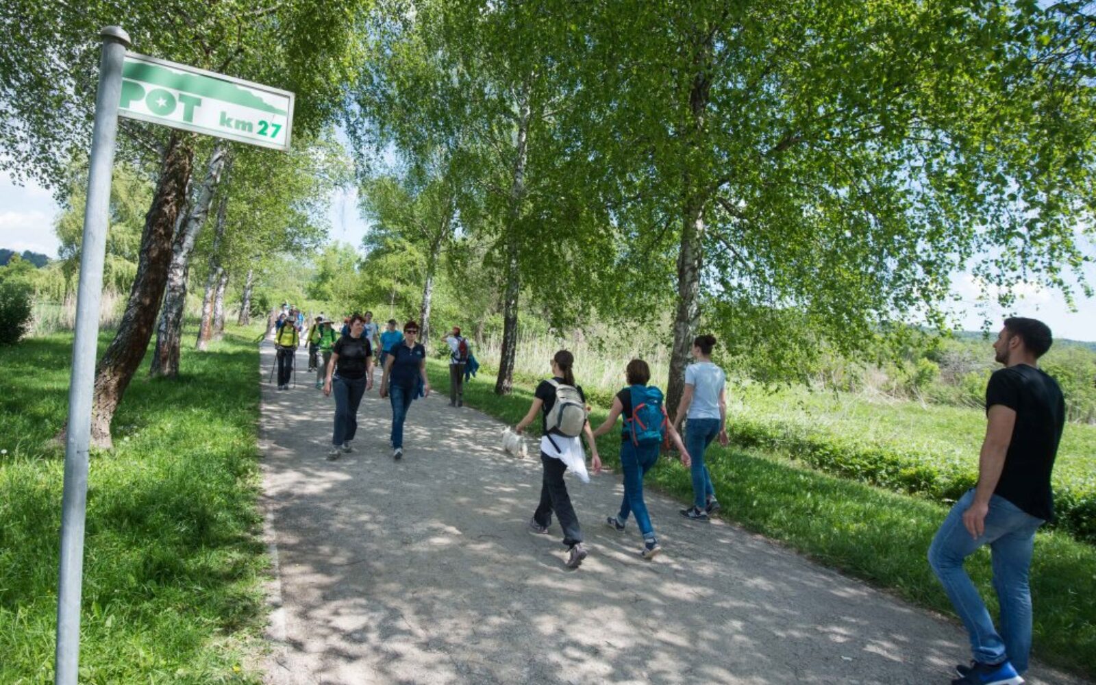 Ljudje na pohodu ob žici, pohod po poti spomina in tovarištva
