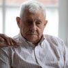 Medicinska sestra miri starejšega moškega pacienta z demenco