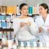 Pacientka se v lekarni posvetuje s farmacevtko