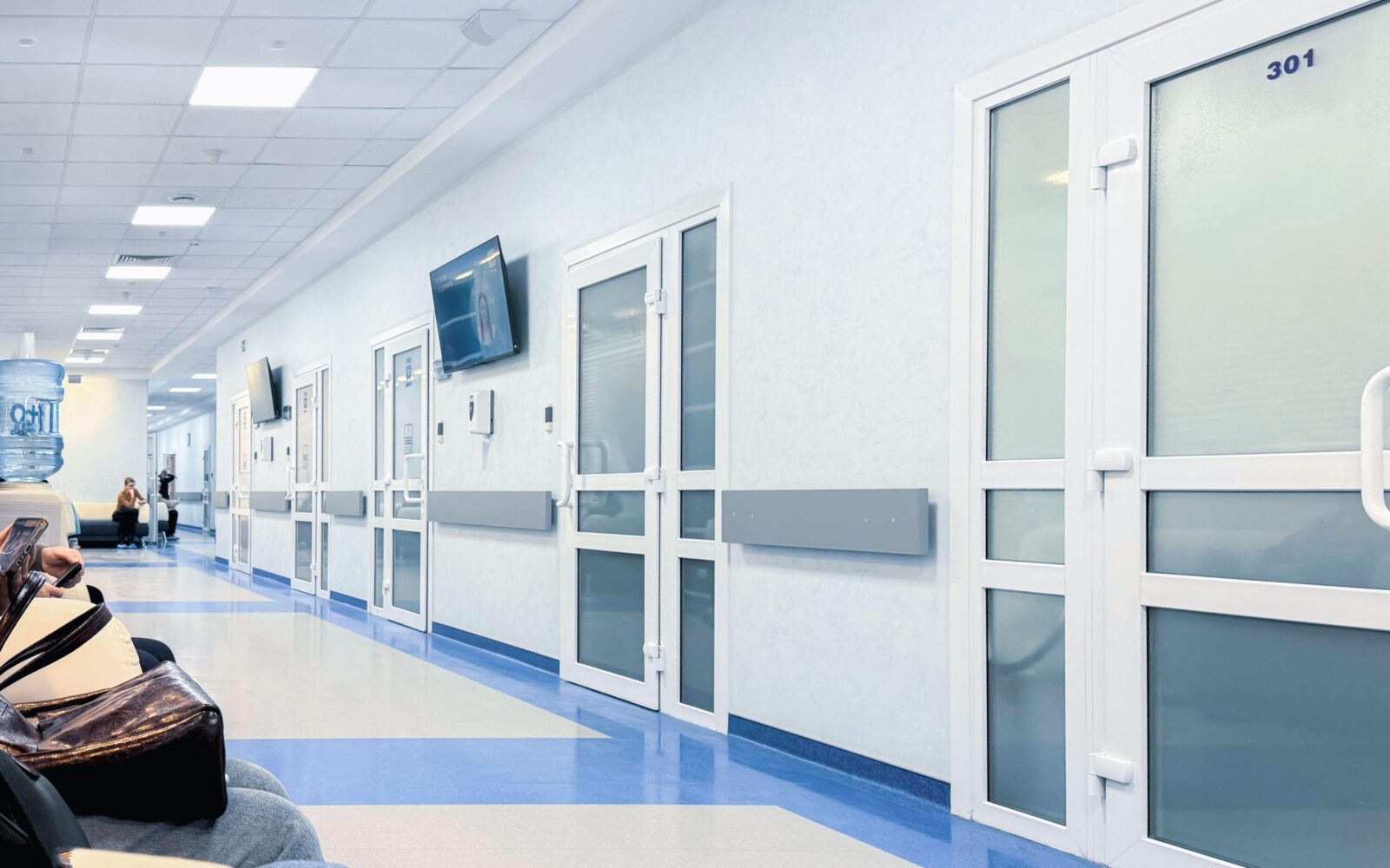 Bolniški hodnik z več zaprtimi ambulantnimi vrati