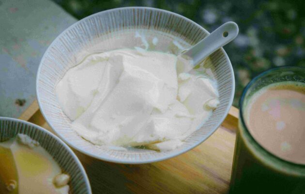 V skodelici je jogurt in v njem žlica