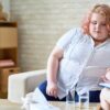 Oseba z debelostjo na posvetu pri zdravnici