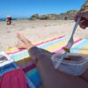 Kosilo na plaži: Ali je res treba čakati dve uri pred skokom v valove?