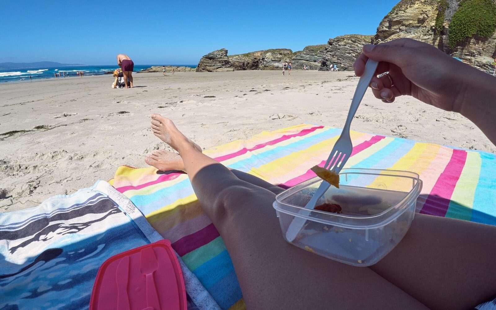 Kosilo na plaži: Ali je res treba čakati dve uri pred skokom v valove?