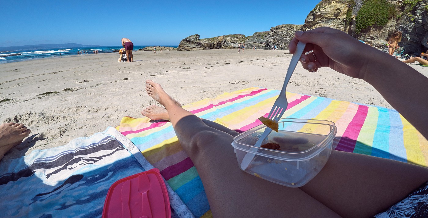 Kosilo na plaži: Ali je res treba čakati dve uri pred skokom v valove?