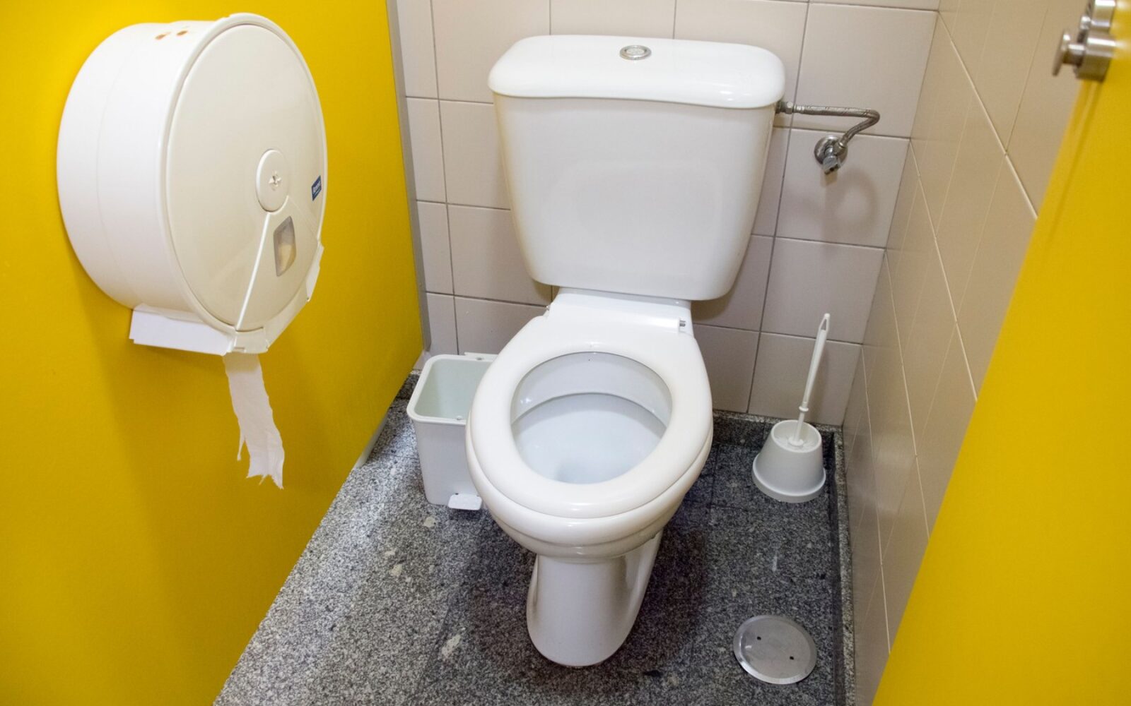 Klasična javna straniščna školjka s podajalnikom toaletnega papirja