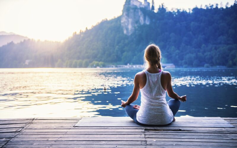 Meditacija spreminja možgane že po nekaj minutah (tudi če vam misli odtavajo)
