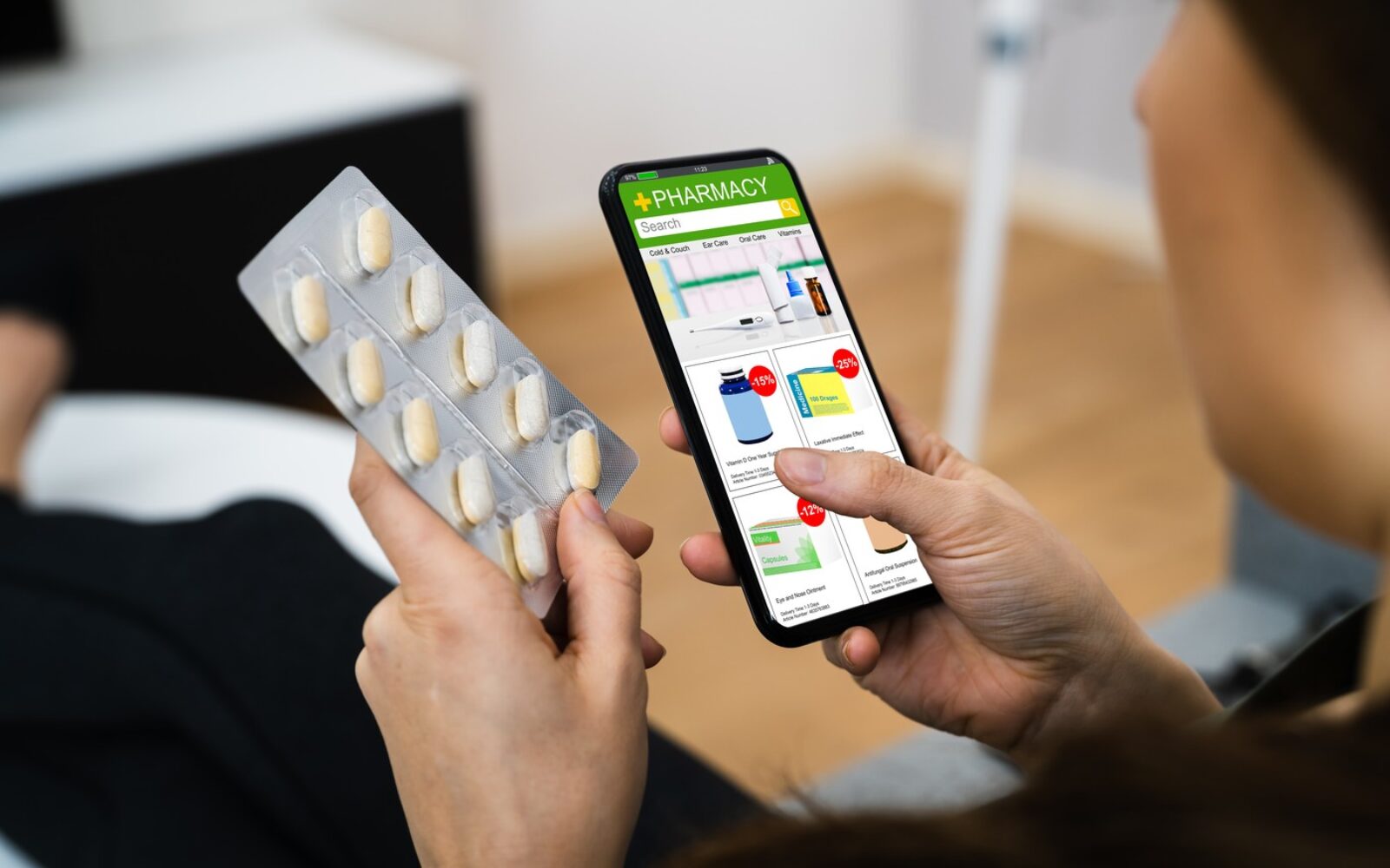 Oseba prek mobilnega telefona kupuje prehranska dopolnila na spletu.