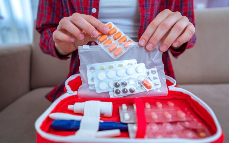 Antibiotiki v kovčku za vsak slučaj? To pravi NIJZ