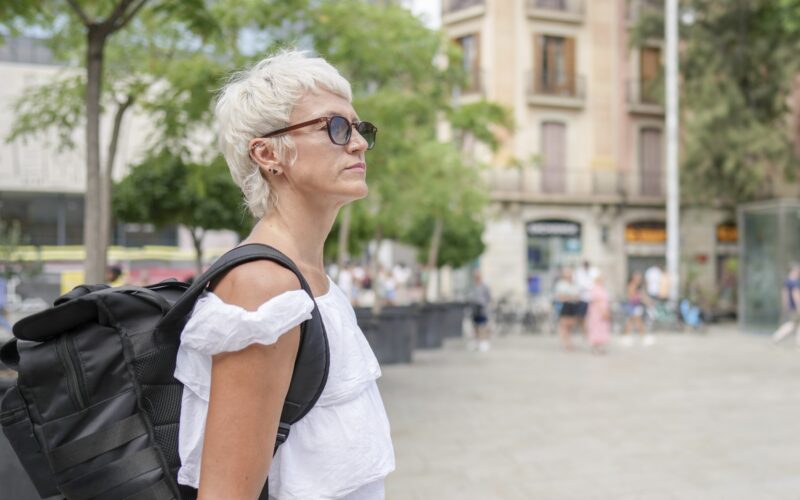 Ta preprost trik spremeni navaden sprehod v vadbo za moč
