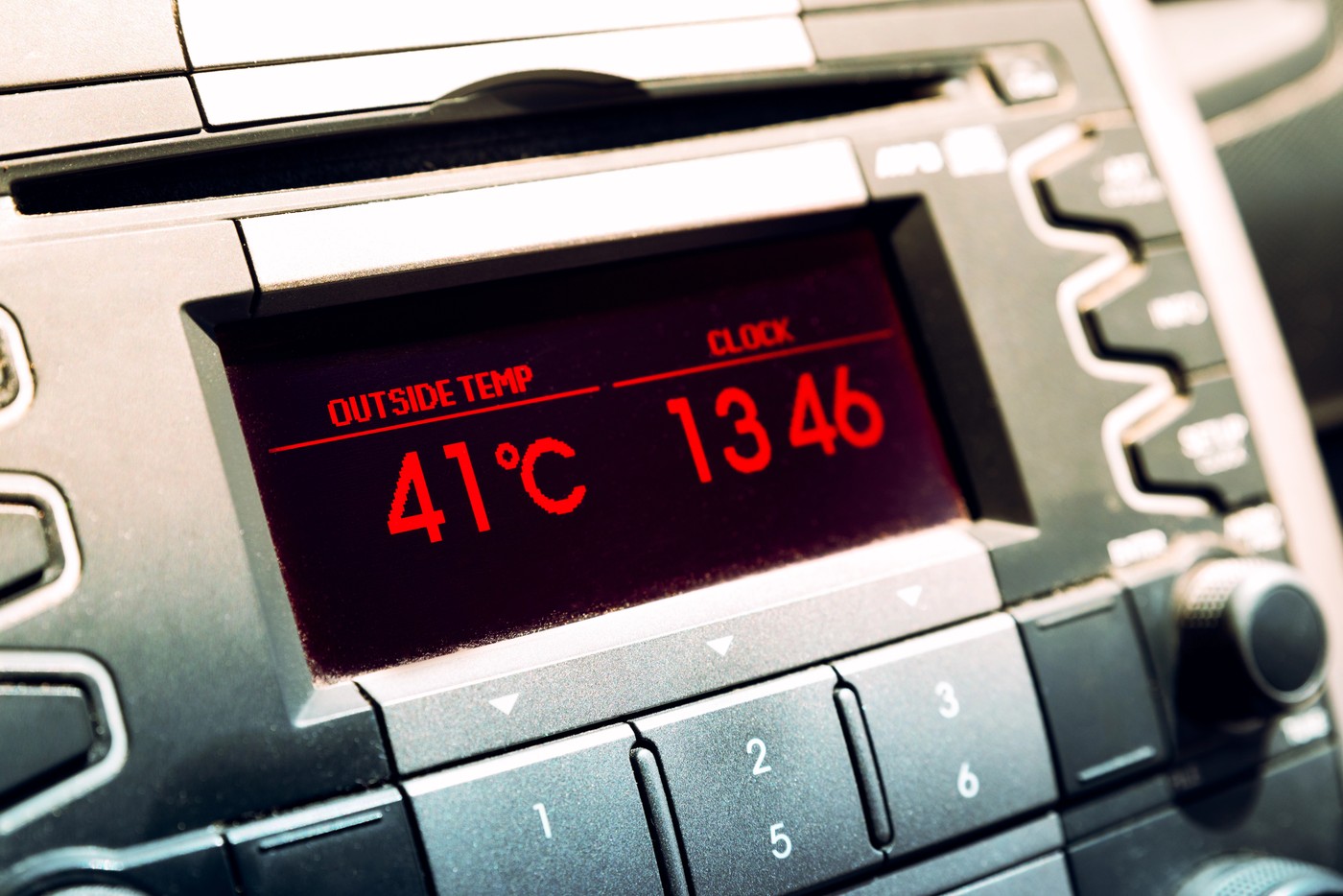 Avtomobilski termometer na zaslonu armaturne plošče poleti kaže visoko temperaturo 41 stopinj Celzija