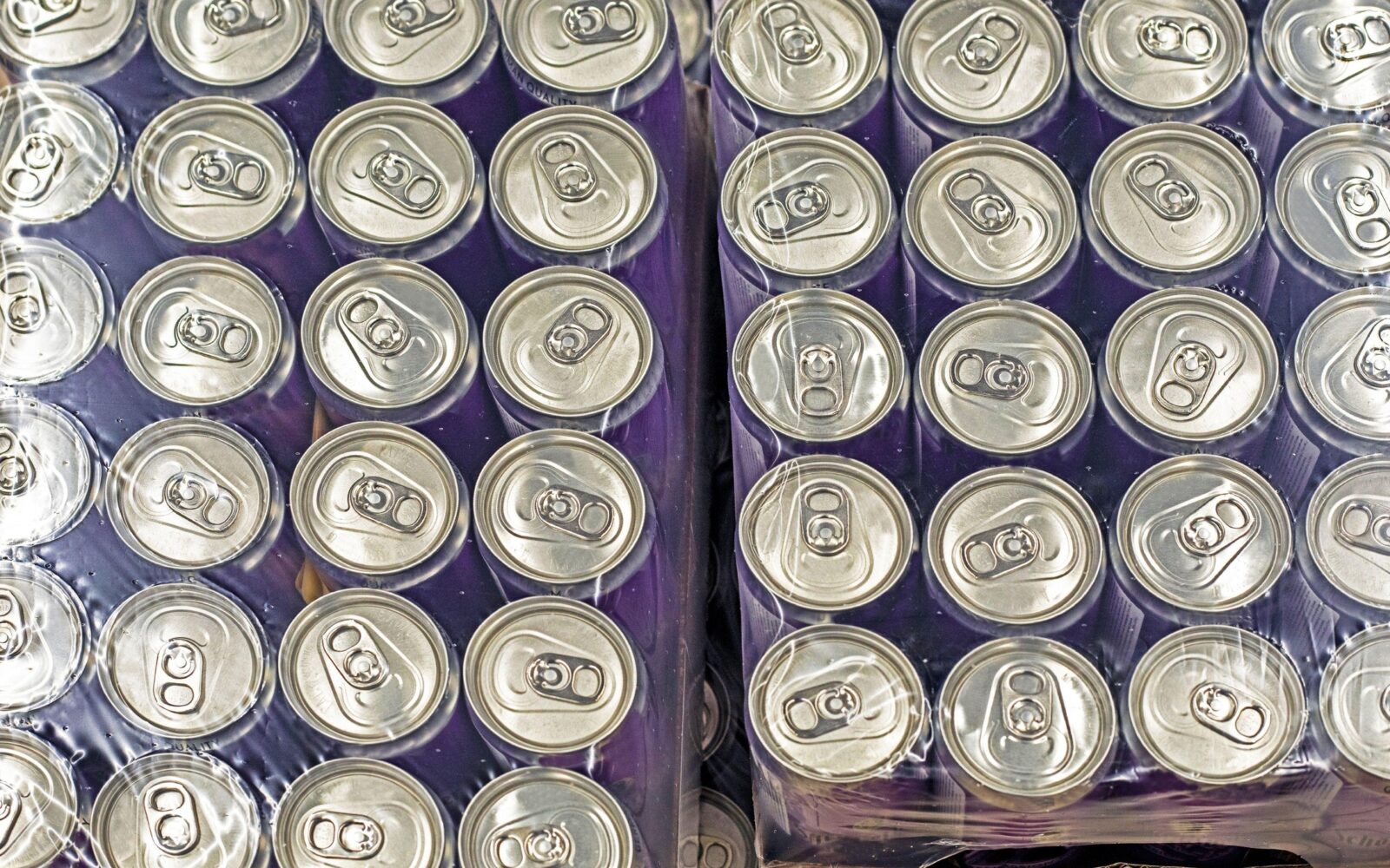 Na polici so pločevinke z brezalkoholnim pivom in radlerjem, ki niso zdrava alternativa alkoholu