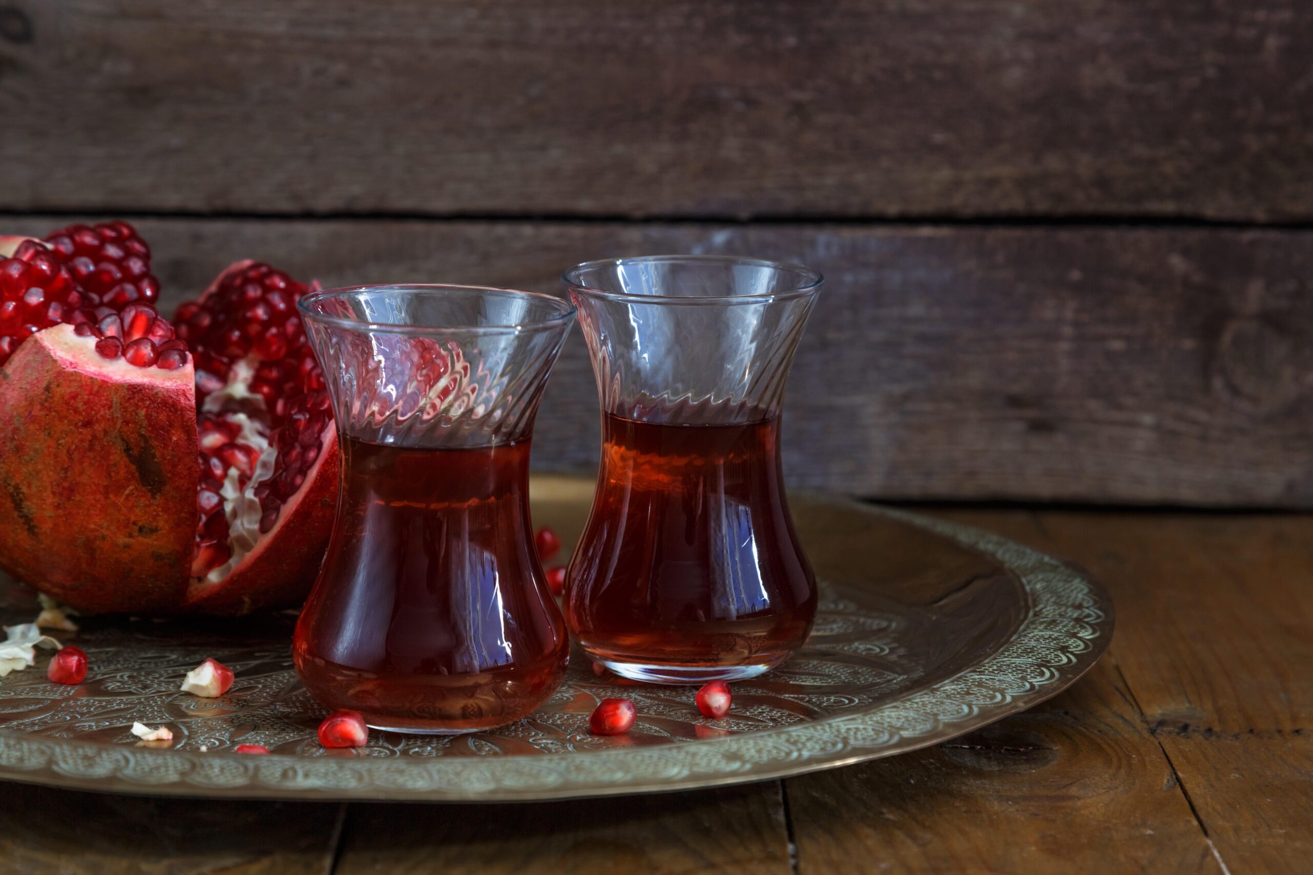 Sok granatnega jabolka, ki lahko služi kot brezalkoholni nadomestek vina pri kuhanju