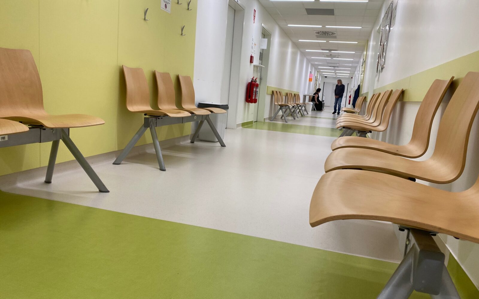 S katerimi zdravstvenimi težavami Slovenci najpogosteje polnimo čakalnice v zdravstvenem domu.