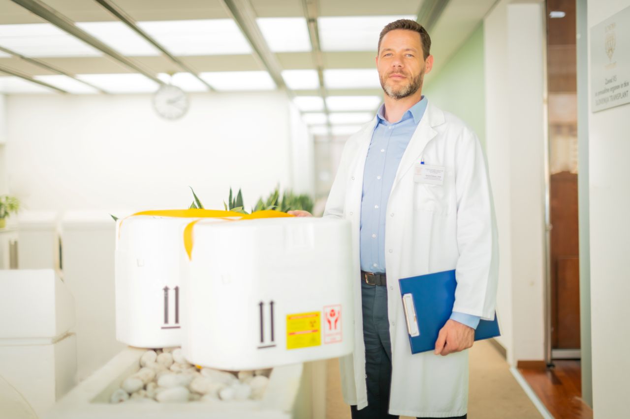 Centralni transplantacijski koordinator s škatlo za prenos organov