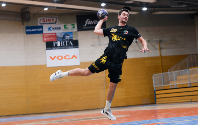 Gaj Gorenc med rokometno tekmo po vrnitvi po rupturi ACL