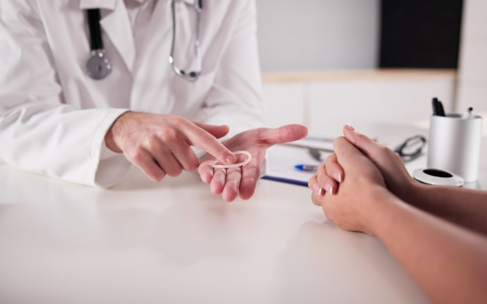 Ginekolog pacientki razlaga uporabo vaginalnega obročka kot oblike hormonske kontracepcije.