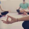skupina ljudi izvaja sprostitveno prakso - meditacijo
