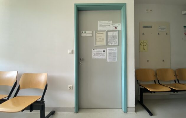 Simbolni prikaz ordinacije družinske medicine, kjer še opredeljujejo nove paciente