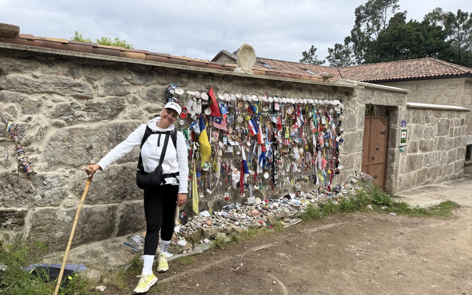 Romana Skrinjar Alauf na Caminu na mestu, kjer je odložila kamenček