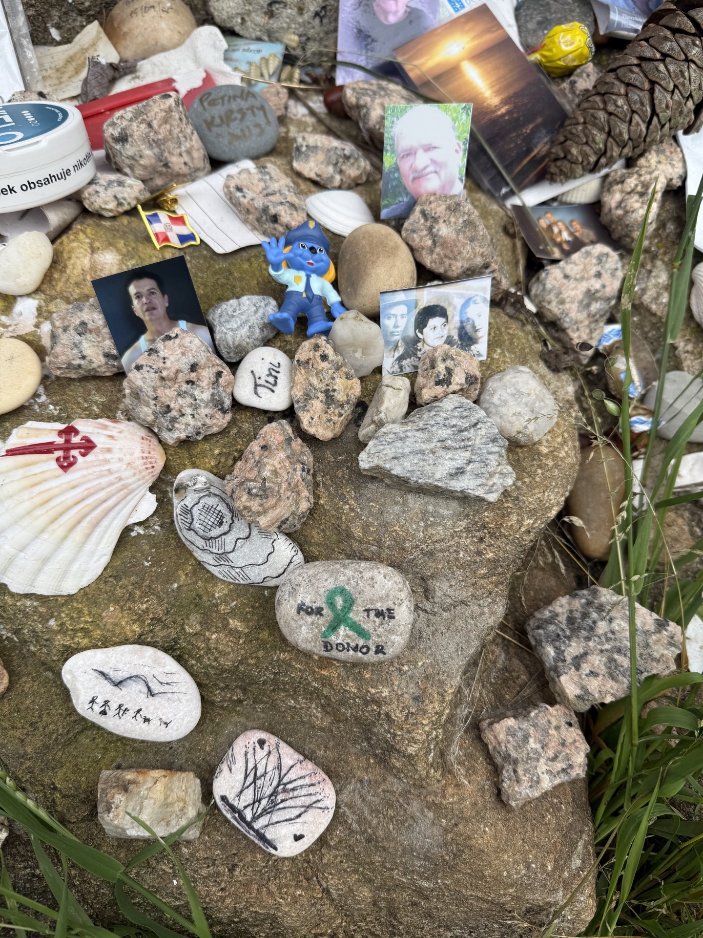 Na Caminu je Romana Skrinjar Alauf pustila kamenček, posvečen neznanemu darovalcu, zaradi katerega je deset let pozneje sploh lahko stopila na to pot.