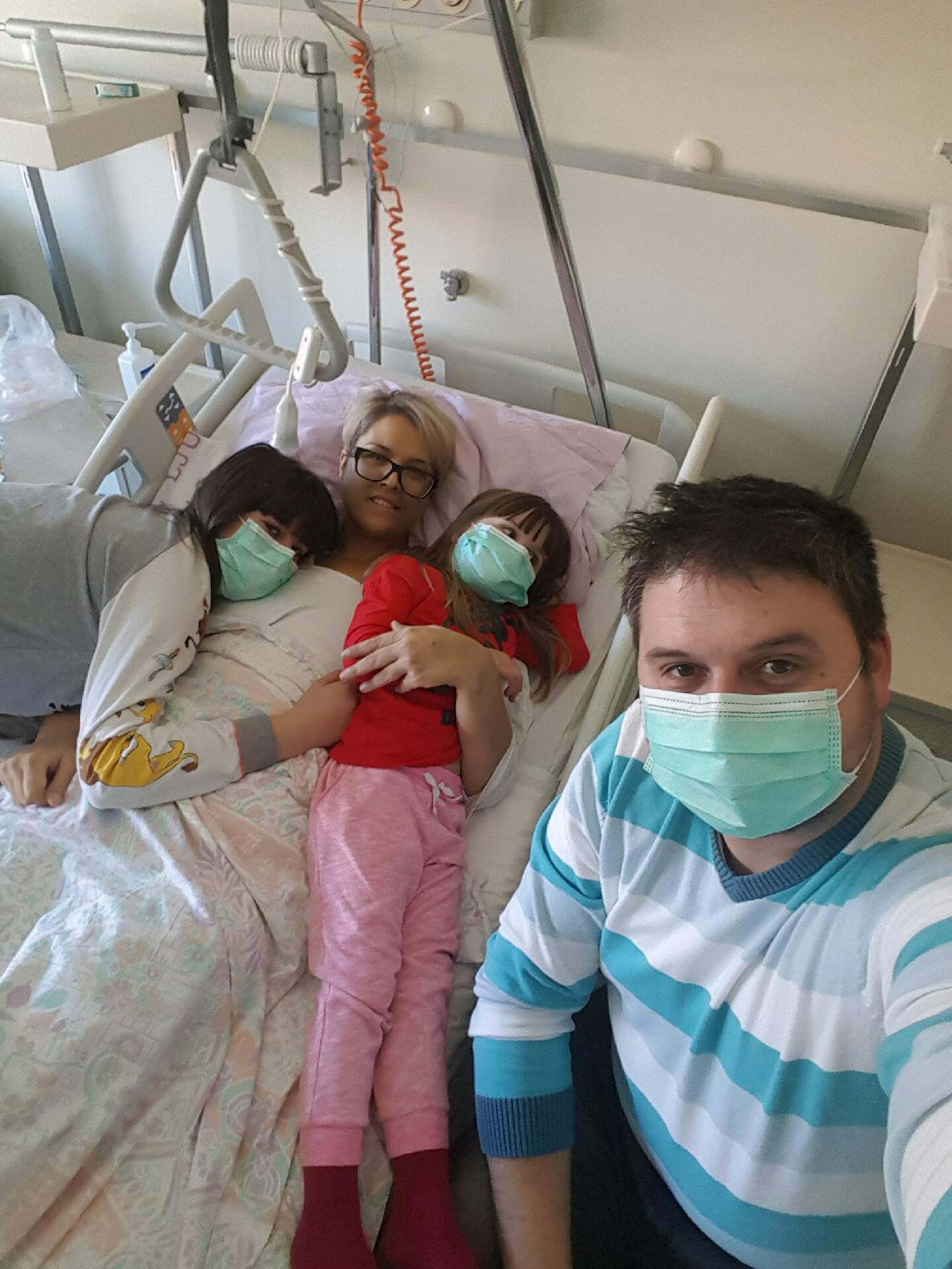 Romana Skrinjar Alauf z družino med zdravljenjem v bolnišnici. Bolezen ni zaznamovala le nje, temveč tudi njene najbližje.