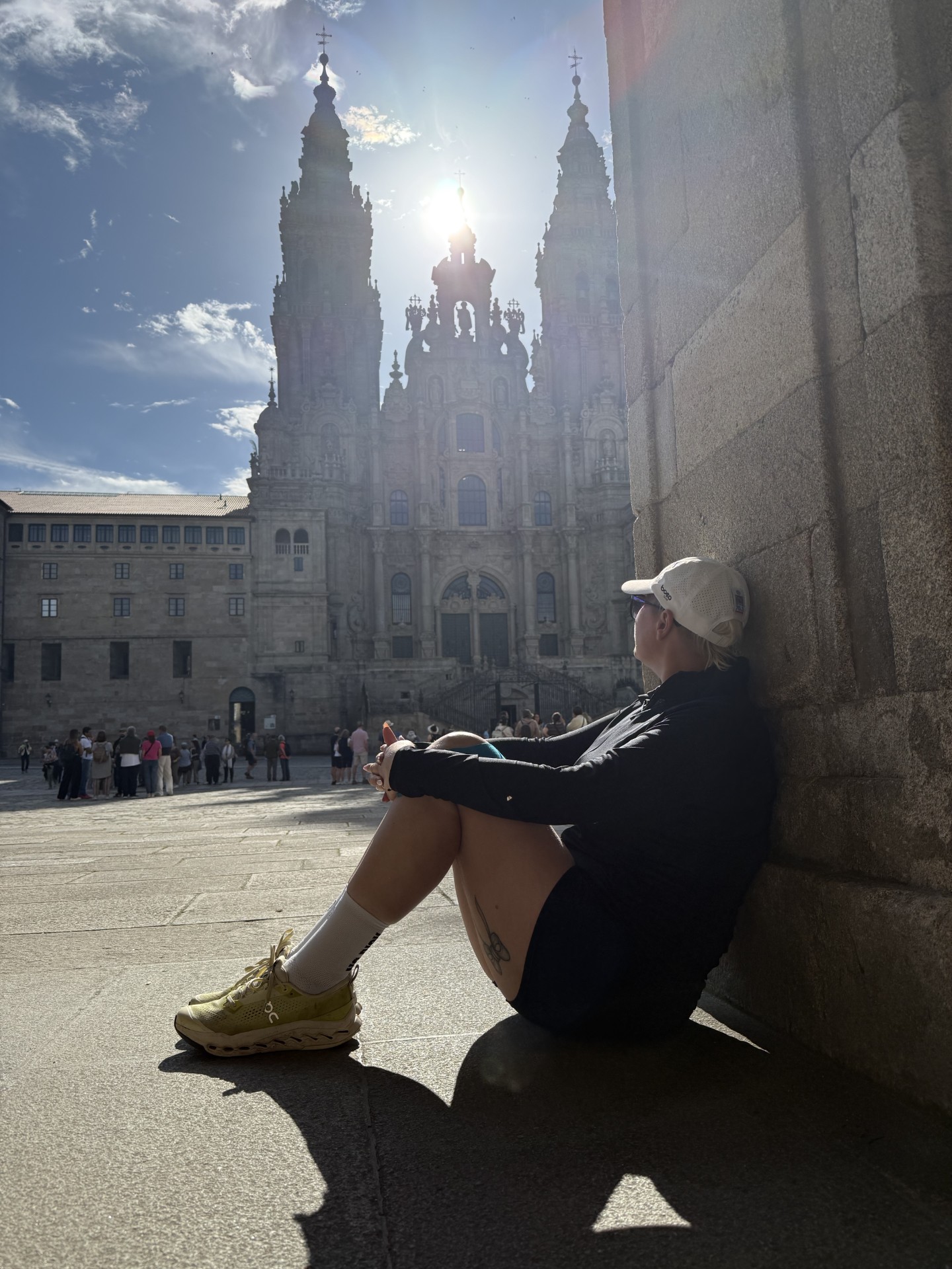Romana Skrinjar Alauf pred katedralo v Santiagu de Compostela po prehojenem Caminu