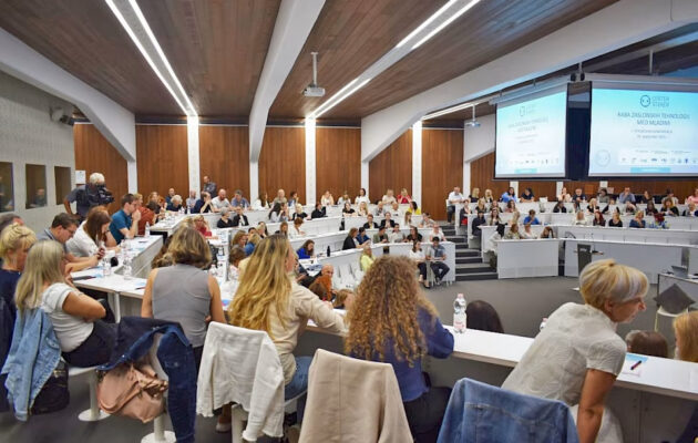 Omizje udeležencev na 8. strokovni konferenci Centra Šteker na temo rabe zaslonskih tehnologij med mladimi