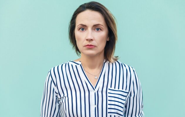 Ženska z bledim in utrujenim videzom obraza