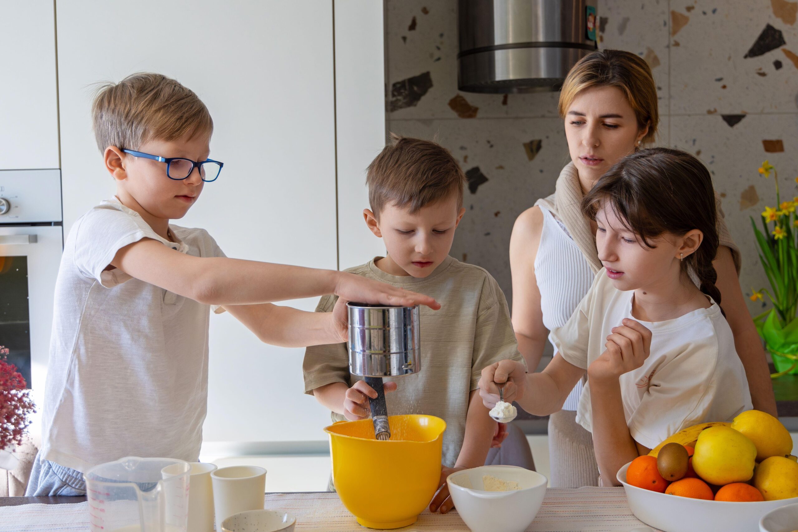 Otroci skupaj s svojo mamo pečejo in kuhajo - to lahko pomaga pri lažjem sprejemanju novih živil.
