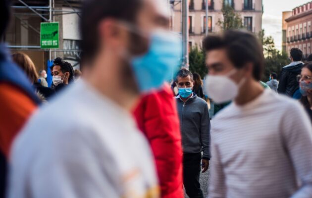 Ljudje z zaščitnimi maskami med sezono respiratornih okužb, gripe in covida-19.