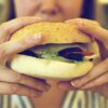 Ženska drži hamburger pred obrokom