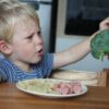 Majhen otrok ne želi jesti zelenjave, rad ima samo testenine in hrenovke - kako ukrepati, če je otrok izbirčen?