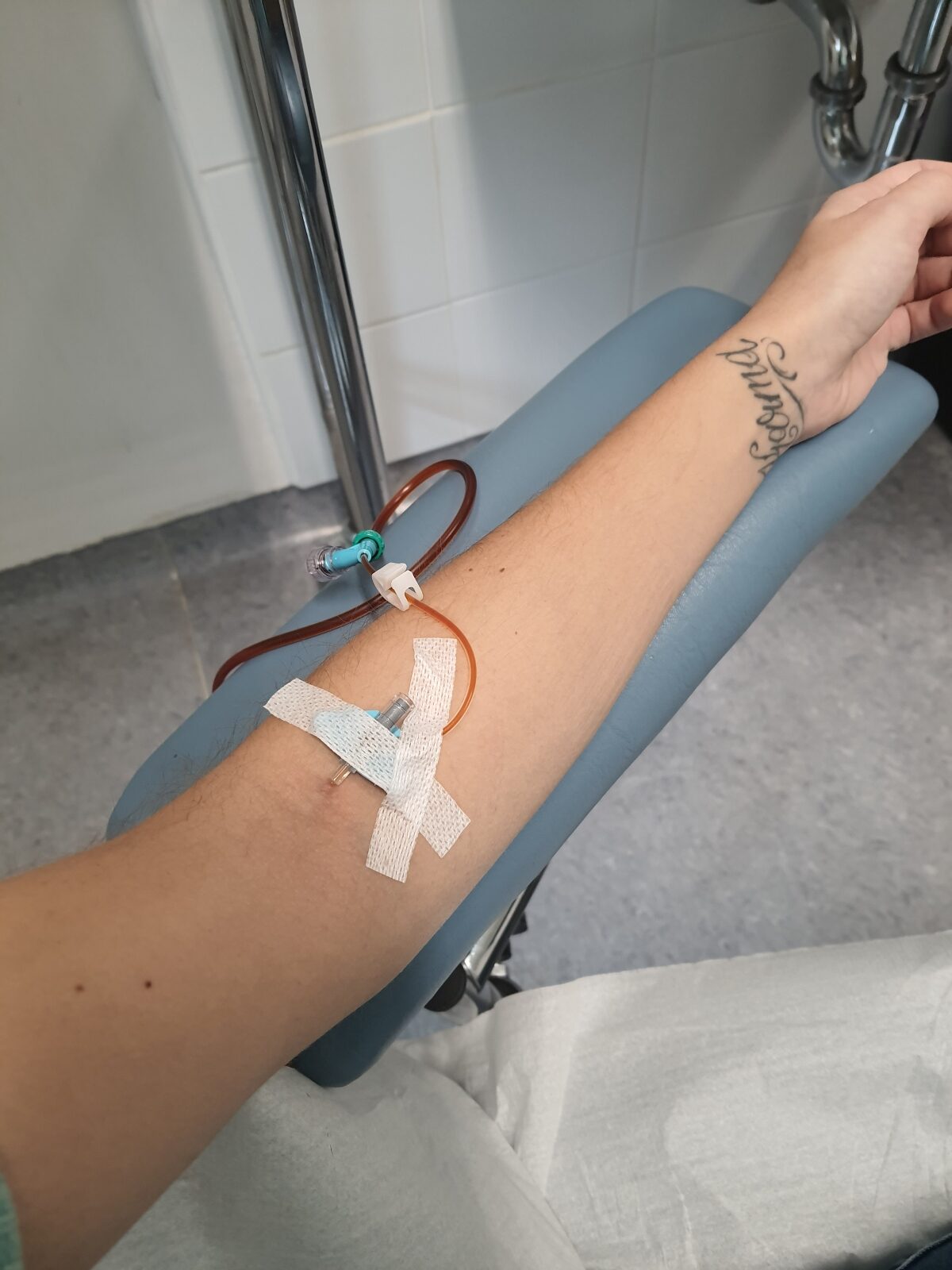 Roka Kristi Benko z nameščenim intravenskim kanalom