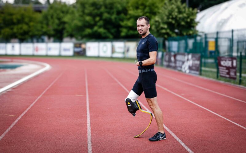 Skočil je pod vlak, pojedel je tablete, danes pa naš športnik premika meje mogo…