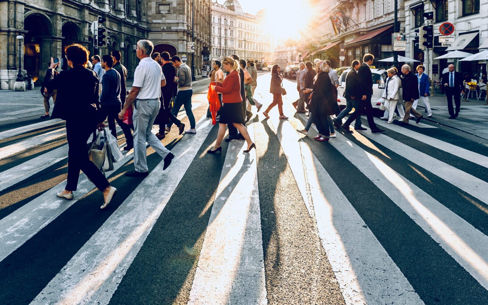 množica ljudi simbolizira veliko število Slovencev, ki ne zaužije dovolj folatov