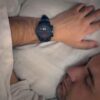 Moški spi in pri tem nosi pametno uro, ki spremlja njegovo spanje