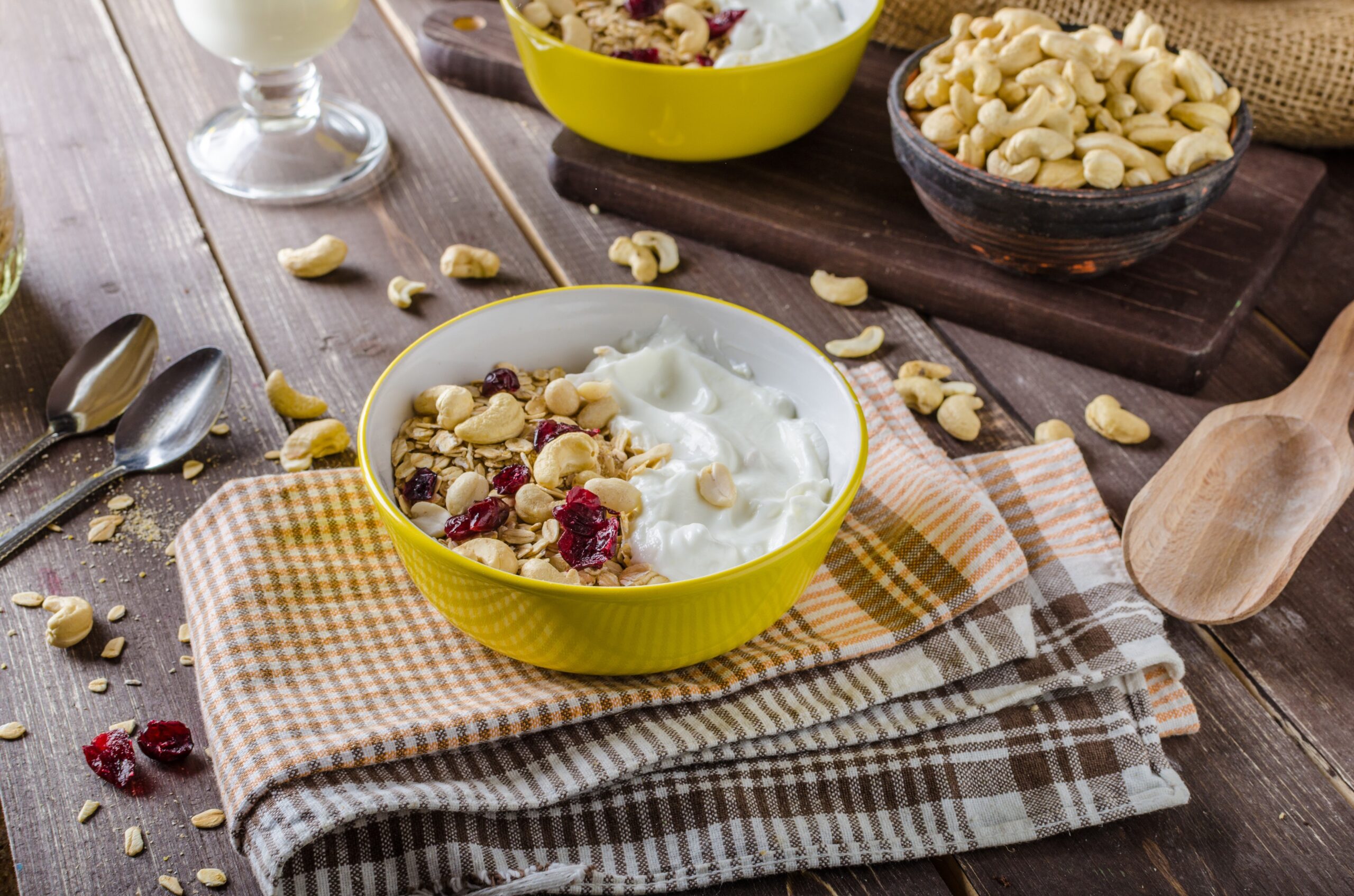 Jogurt s kosmiči in oreščki - lahek, a hranilen obrok