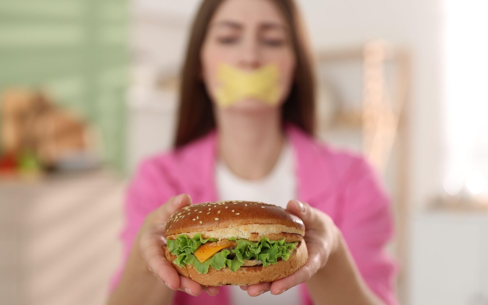 Ženska zavrača ponujeni hamburger