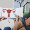 Zdravstveni delavec pacientki pojasnjuje delovanje materničnega vložka
