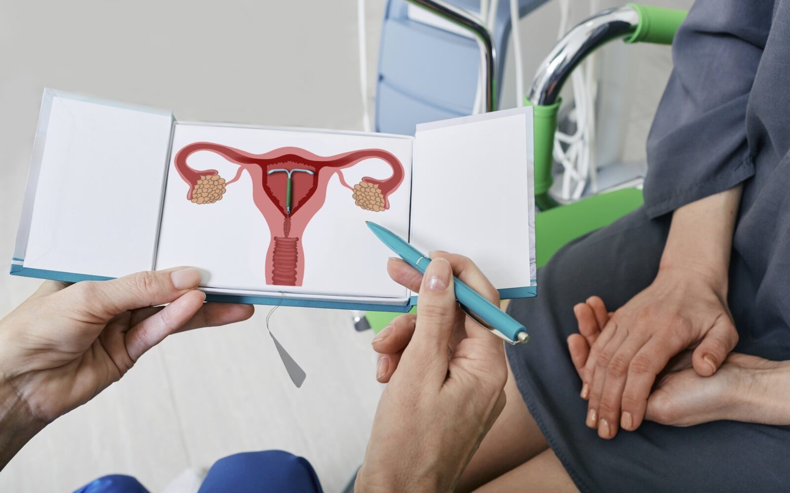 Zdravstveni delavec pacientki pojasnjuje delovanje materničnega vložka