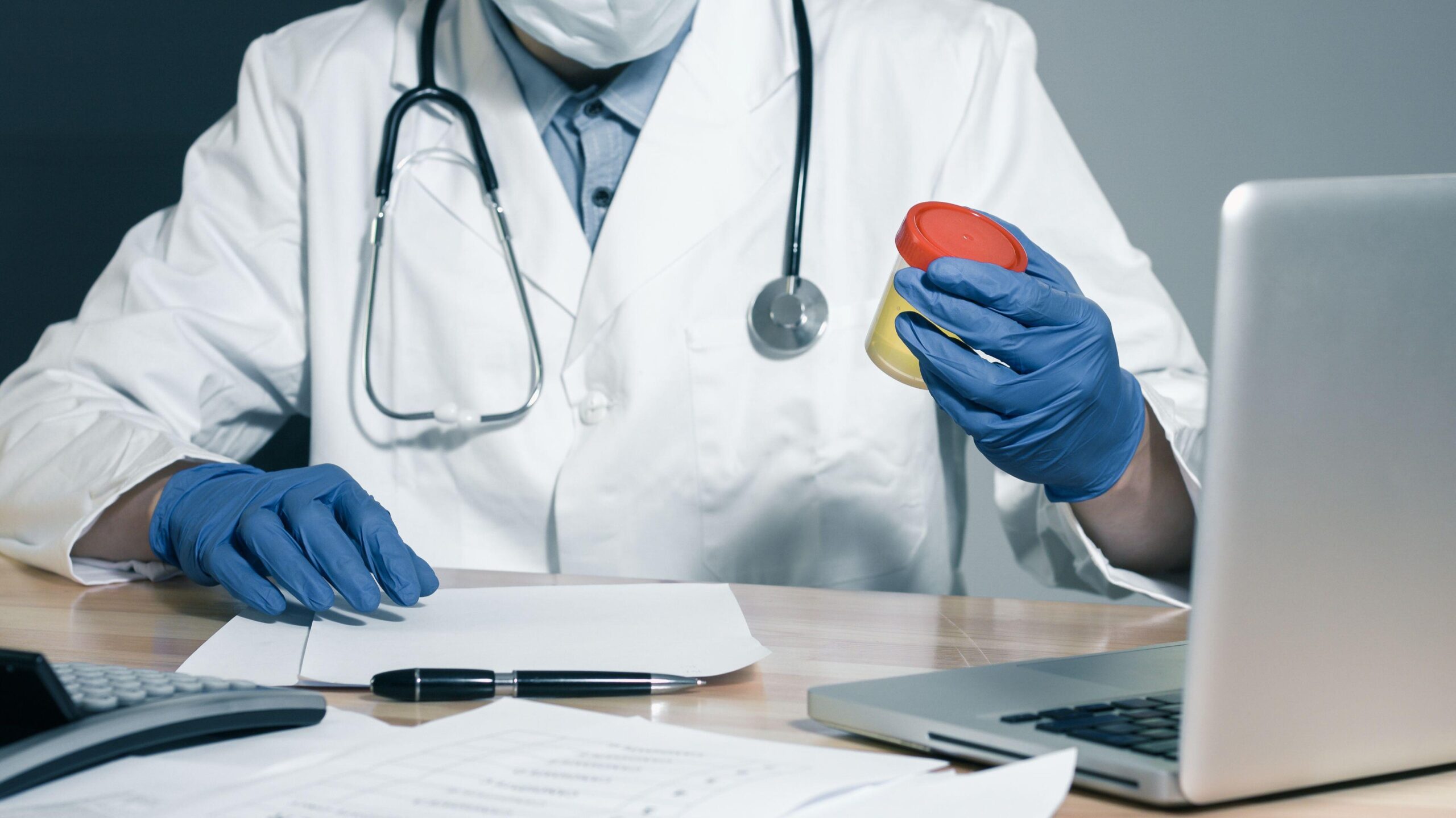Zdravnik na rutinskem zdravniškem pregledu dela test urina, ki lahko pokaže znake bolezni C3G.